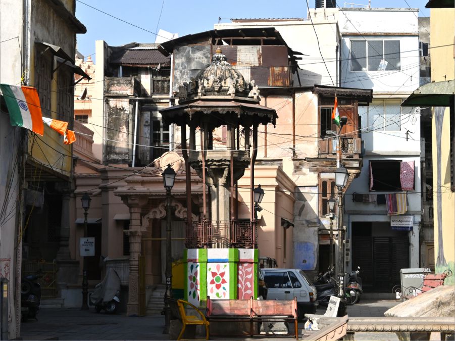 The Kid Who Travelled is at Manek Chowk in Ahmedabad, Ahmedabad Blog